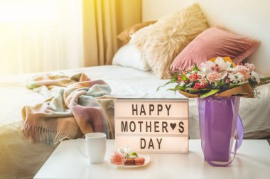 Mutlu anneler günü. Masada sıcak çay ile çiçek güzel bir buket