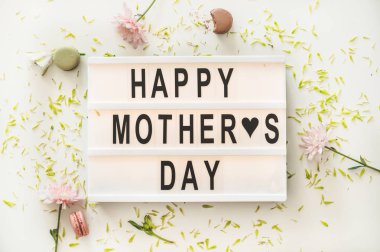 Mutlu anneler günü. Masada sıcak çay ile çiçek güzel bir buket