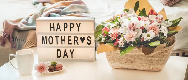 สุขสันต์วันแม่ ช่อดอกไม้ที่สวยงามพร้อมชาร้อนบนโต๊ะ — ภาพถ่ายสต็อก
