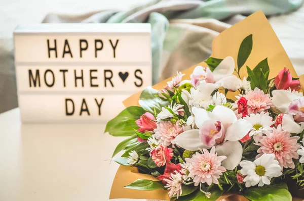 Gelukkige moederdag. Een prachtig boeket bloemen met warme thee op tafel — Stockfoto