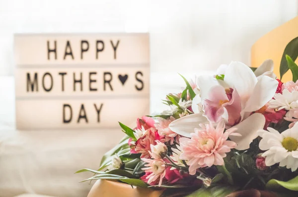 Gelukkige moederdag. Een prachtig boeket bloemen met warme thee op tafel — Stockfoto