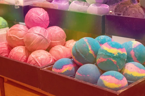 Магазин косметических бомб ручной работы и ванны с пеной разных цветов — стоковое фото