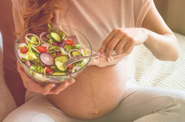 Embarazo y nutrición orgánica saludable. Mujer embarazada disfrutando de ensalada de verduras frescas en la cama, espacio libre — Foto de Stock