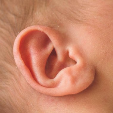 Sevimli yenidoğan bebek erkek bebek uykuda yumuşak bir ekose sarılmış. Küçük bir çocuğun vücudunun parçaları. Aşk bebeği