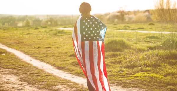 Vrouwen rennen in het veld met Amerikaanse vlag Usa vieren 4 juli — Stockfoto