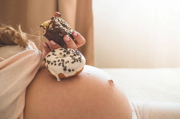 Schwangerschaft und Ernährung. Schwangere genießen Donuts und Tee im Bett, freier Platz. Konzept der Erwartung und Gesundheit — Stockfoto