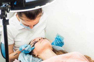 Kirpik laminasyon prosedürü. Boyama, kıvırma, lamine, kirpik kaldırma. Kirpik Uzatma