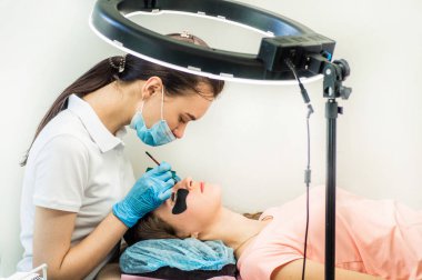 Kirpik laminasyon prosedürü. Boyama, kıvırma, lamine, kirpik kaldırma. Kirpik Uzatma