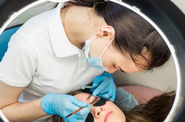 Kirpik laminasyon prosedürü. Boyama, kıvırma, lamine, kirpik kaldırma. Kirpik Uzatma