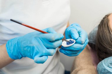 Kirpik laminasyon prosedürü. Boyama, kıvırma, lamine, kirpik kaldırma. Kirpik Uzatma