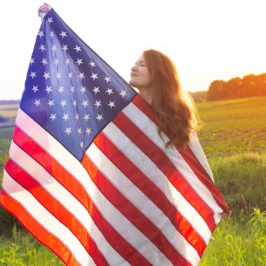 Amerikan bayrağı abd ile alanında çalışan mutlu kadınlar 4 Temmuz kutlamak