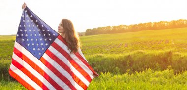 Amerikan bayrağı abd ile alanında çalışan mutlu kadınlar 4 Temmuz kutlamak