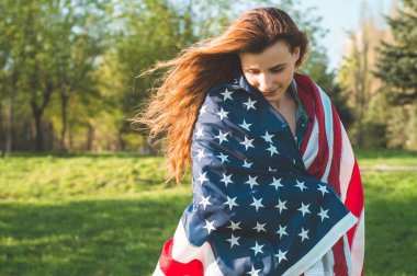 Amerikan bayrağı Abd ile Mutlu kadınlar 4 Temmuz kutlamak