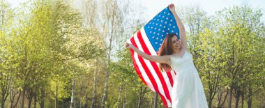 Amerikan bayrağı Abd ile Mutlu kadınlar 4 Temmuz kutlamak