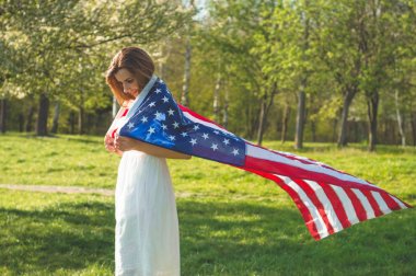 Amerikan bayrağı Abd ile Mutlu kadınlar 4 Temmuz kutlamak