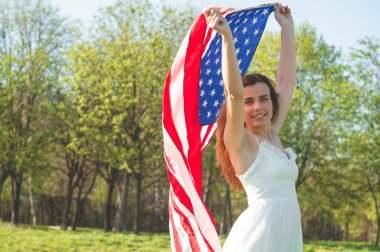 Amerikan bayrağı Abd ile Mutlu kadınlar 4 Temmuz kutlamak