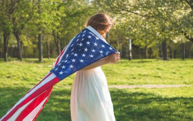 Amerikan bayrağı Abd ile Mutlu kadınlar 4 Temmuz kutlamak