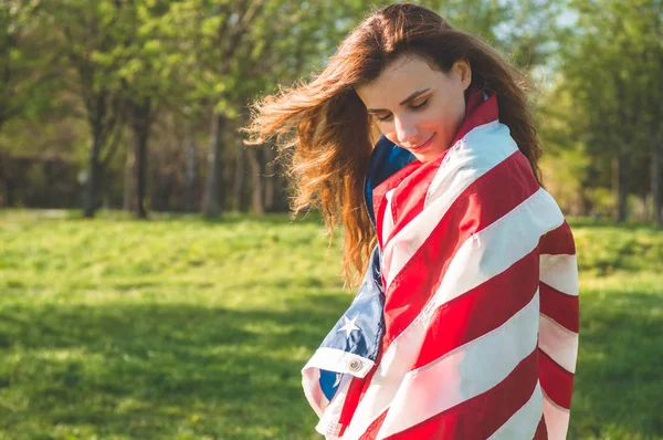ผู้หญิงมีความสุขกับธงอเมริกันสหรัฐอเมริกาฉลองวันที่ 4 กรกฎาคม — ภาพถ่ายสต็อก