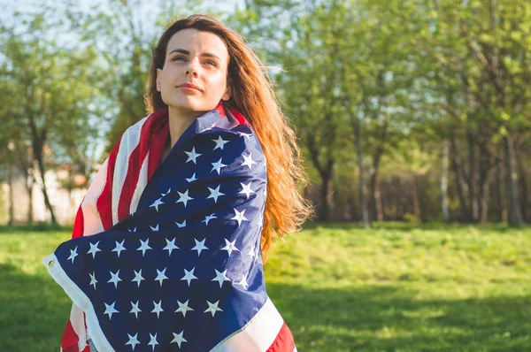 Gelukkige vrouwen met Amerikaanse vlag USA vieren 4e juli — Stockfoto