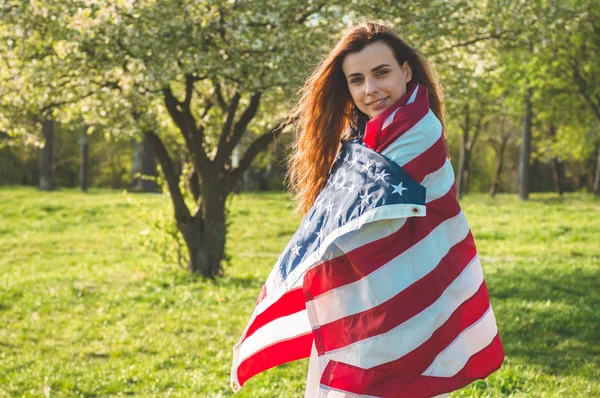 Gelukkige vrouwen met Amerikaanse vlag USA vieren 4e juli — Stockfoto