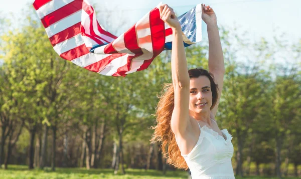 Mujeres felices con bandera estadounidense celebran el 4 de julio —  Fotos de Stock