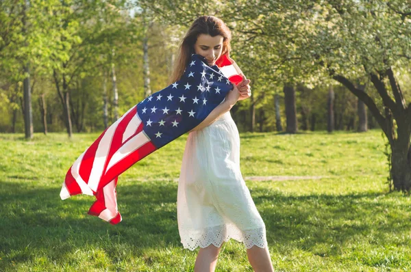 Gelukkige vrouwen met Amerikaanse vlag USA vieren 4e juli — Stockfoto