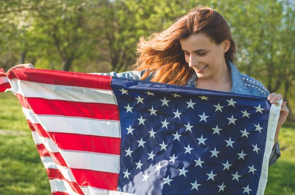 Gelukkige vrouwen met Amerikaanse vlag USA vieren 4e juli — Stockfoto