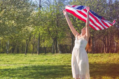 Amerikan bayrağı Abd ile Mutlu kadınlar 4 Temmuz kutlamak