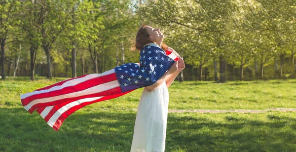 Gelukkige vrouwen met Amerikaanse vlag USA vieren 4e juli — Stockfoto