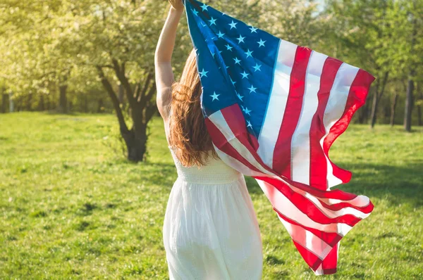 Gelukkige vrouwen met Amerikaanse vlag USA vieren 4e juli — Stockfoto