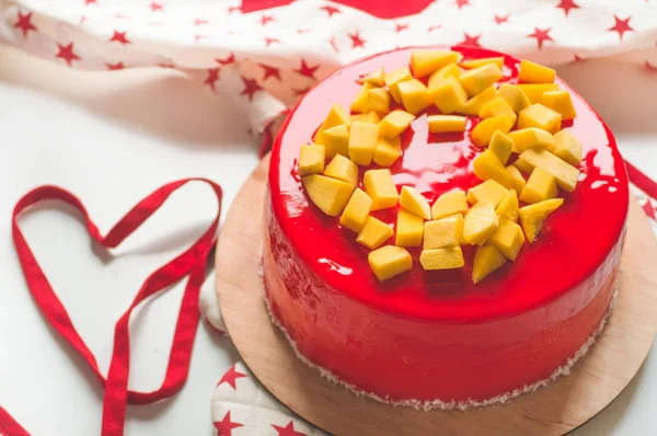 Kue ulang tahun dengan satu lilin dan es merah. Toko roti Nasional. Bulat kue dengan mangga — Stok Foto