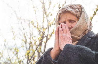Büyükanne inanç maneviyat ve din için dua. Tanrı'dan iyi şans, başarı, bağışlama isteme