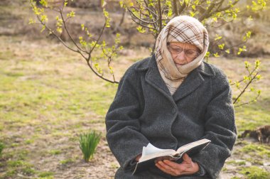 Büyükanne kutsal kitabı okur. Tanrı'yı düşünüyorum. Dinin gücü, ibadet, inanç