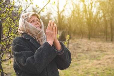 Büyükanne inanç maneviyat ve din için dua. Tanrı'dan iyi şans, başarı, bağışlama isteme
