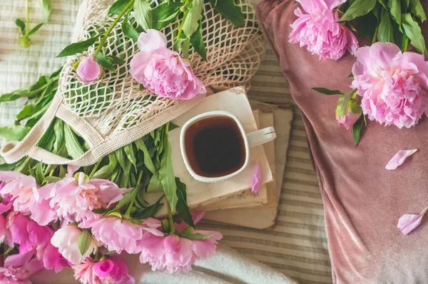 Jeszcze szczegóły życia w domu Wnętrze salonu. Filiżanka herbaty z kwiatami Pions i wiosenny wystrój książek. — Zdjęcie stockowe