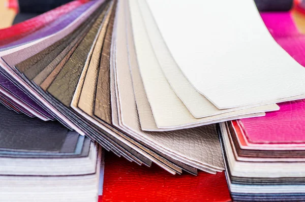 Katalog barevných imitací kůže z pozadí textury pro matování textilií, textura leatherette — Stock fotografie