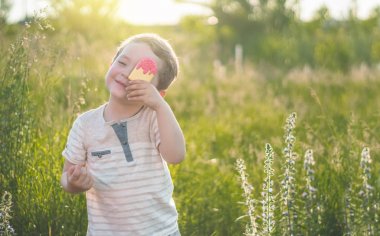 Mutlu Çocuk dondurma şeklinde kurabiye yiyor. Çocuklar bahçede yemek yer. Bahçede dondurma tutan bir çocuk. Happy Boy çocuk dondurma yemek.