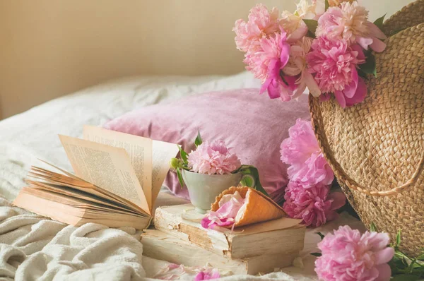 Stillleben Details im Wohnbereich des Wohnzimmers. Tasse mit Taubenblumen und Frühlingsdekor auf den Büchern. lesen, ausruhen — Stockfoto