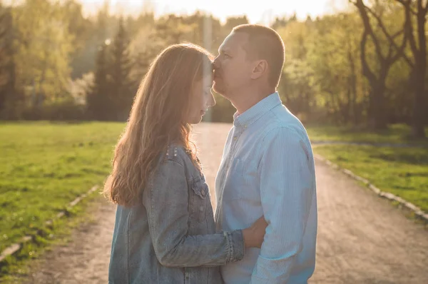 Een jong stel besteedt tijd samen buiten. Paar met leuke zomertijd — Stockfoto