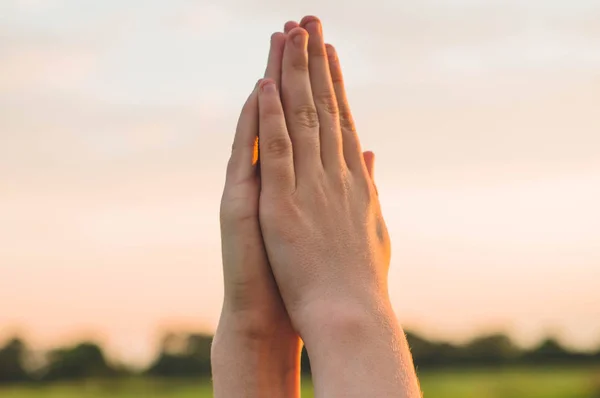 Tangan dilipat dalam konsep doa untuk iman, spiritualitas dan agama — Stok Foto