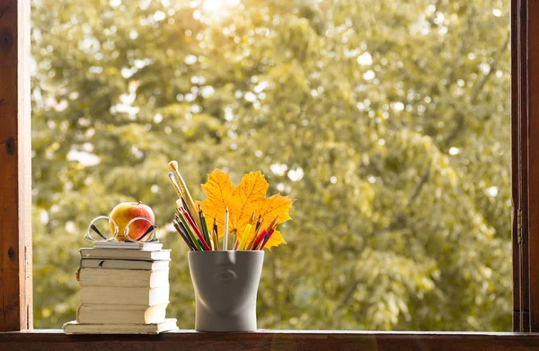 Πίσω στο σχολείο και χαρούμενη ώρα! Μήλο, σωρός από βιβλία και μολύβια στο παράθυρο. — Φωτογραφία Αρχείου