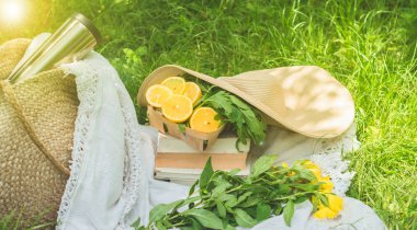 Saman çanta, kitap, şapka, limonata ve taze limon güneşli bir yaz günü