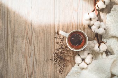 Sıcak kazak ve fincan çay ile Arka plan. Sıcak tonlarda rahat natürmort, metin için alan, Sonbahar kış konsepti.