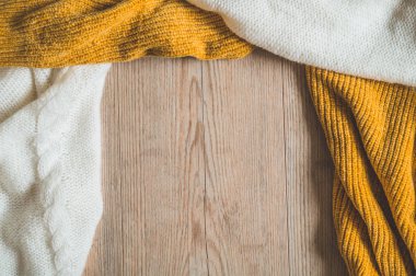 Sıcak kazak ile Sonbahar Arka Plan. Örme giysi yığını. Sıcak arka plan, triko, metin alanı