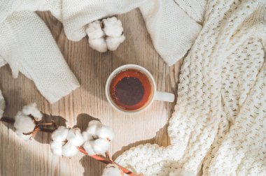 Sıcak kazak ve fincan çay ile Arka plan. Sıcak tonlarda rahat natürmort, metin için alan, Sonbahar kış konsepti.