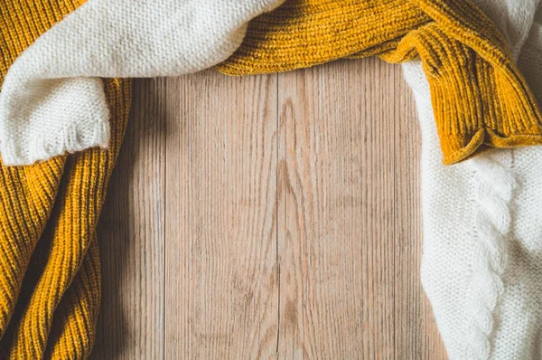 秋天背景与温暖的毛衣。一堆针织衣服。温暖的背景，针织品，文本空间 — 图库照片