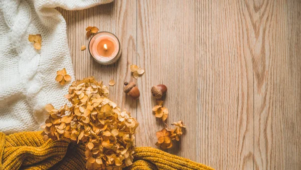 Fondo con suéteres calientes y té taza. Bodegón acogedor en tonos cálidos, espacio para el texto, concepto de otoño invierno . — Foto de Stock