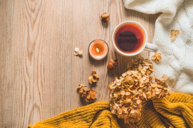 Sıcak kazak ve fincan çay ile Arka plan. Sıcak tonlarda rahat natürmort, metin için alan, Sonbahar kış konsepti.