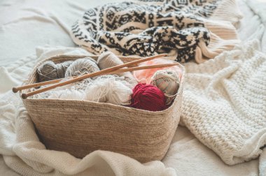 Bir sepet closeup örgü için iplik. Hobi olarak örgü örmek. Örgü için aksesuarlar