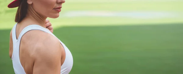 นางแบบหญิงที่มีกล้ามเนื้อกระชับและร่างกายผอมที่สนามกีฬาเมือง . — ภาพถ่ายสต็อก